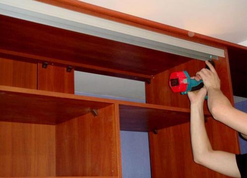 Ролики для шкафа-купе своими руками. Подробная инструкция по сборке шкафа-купе и установке роликов на двери