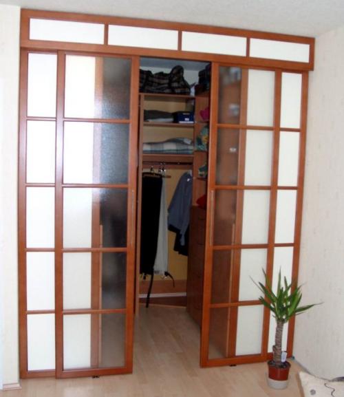 Установка раздвижных дверей в гардеробной. Типы дверей с раздвижной системой