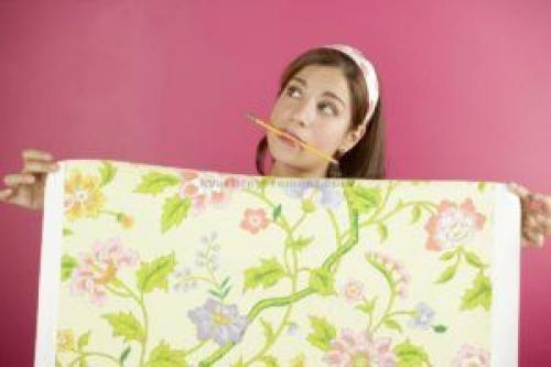 Как поклеить обои на старые стены. Процесс поклейки обоев