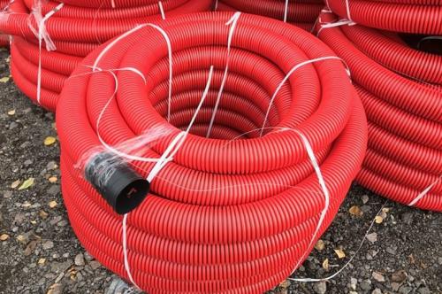 Какие преимущества имеет труба из ПВХ для прокладки кабеля в земле. Какую гофру использовать для проводки кабеля под землей