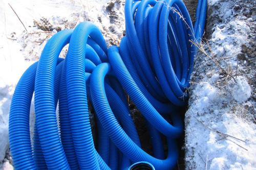 Какие преимущества имеет труба из ПВХ для прокладки кабеля в земле. Какую гофру использовать для проводки кабеля под землей