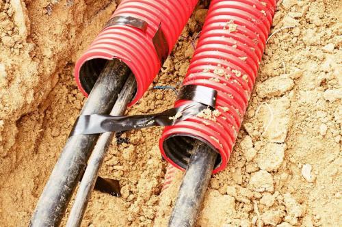 Какие преимущества имеет труба из ПВХ для прокладки кабеля в земле. Какую гофру использовать для проводки кабеля под землей