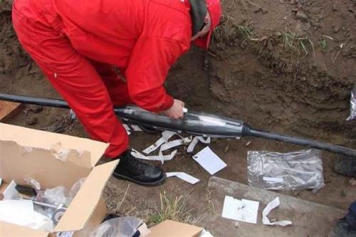 Какие инструменты и материалы необходимы для прокладки кабеля под землей на даче. Нюансы и особенности