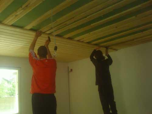 Как крепить вагонку к потолку. Подробная инструкция по обшивке потолка вагонкой
