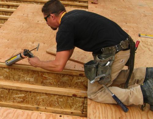 Стелим своими руками пол из фанеры по лагам: пошаговая инструкция 03