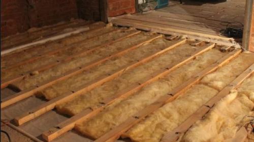 Как выровнять неровное основание перед установкой лаг. Выравнивание с помощью лаг