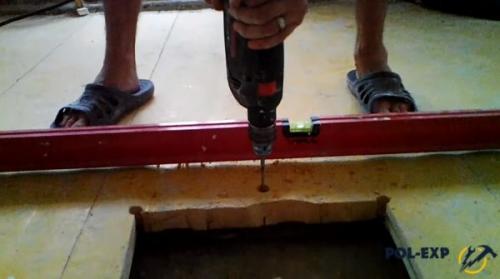 Как проверить ровность поверхности после укладки доски на лаги. Выравнивание лаг