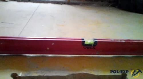 Как проверить ровность поверхности после укладки доски на лаги. Выравнивание лаг