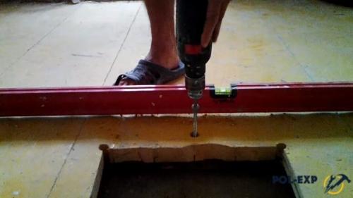 Как проверить ровность поверхности после укладки доски на лаги. Выравнивание лаг