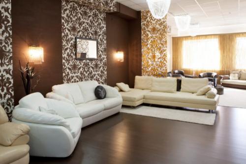 Какие обои поклеить в зале. Подобрать обои в зал: фото-примеры удачного оформления