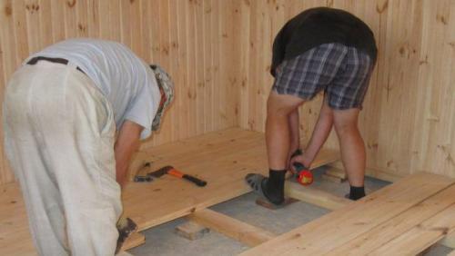 Как избежать щелей между досками при укладке по лагам. Причины образования щелей