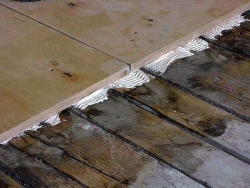 Нужно ли использовать гидроизоляцию перед укладкой линолеума на деревянный пол. Укладка линолеума на деревянный пол