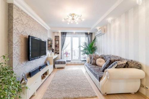 Обои в гостиной двух видов. Основные приемы комбинирования обоев