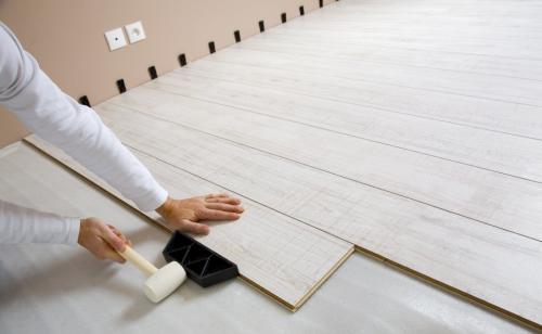 Простой путеводитель: как правильно уложить ламинат на деревянный пол 15 Простой путеводитель: как правильно уложить ламинат на деревянный пол 15