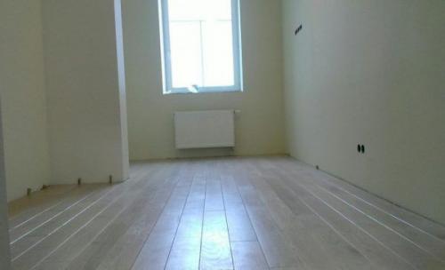 Как правильно расположить ламинатные планки на деревянном полу. Направление укладки ламината