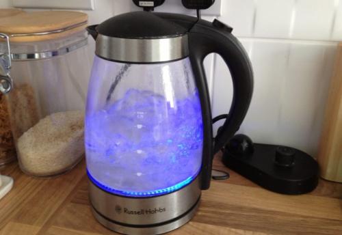 Важно ли регулярно проверять состояние уплотнителя двери холодильника для устранения запахов. Второй этап - восстановление резины