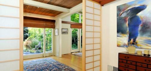 Как выбрать материал для изготовления раздвижной двери. Как сделать и установить раздвижные двери самостоятельно