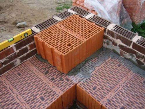 В чем отличие между керамическими блоками и глиняными блоками. Керамический блок