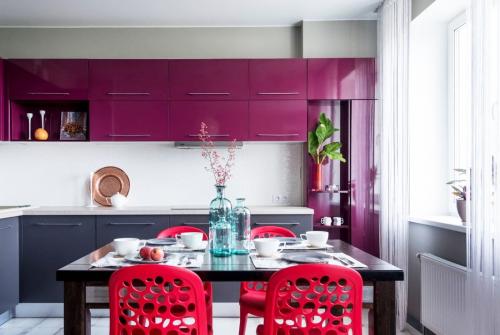 Как использовать темно-сиреневый цвет в интерьере кухни для создания уютной атмосферы. Дизайн кухни в фиолетовом цвете
