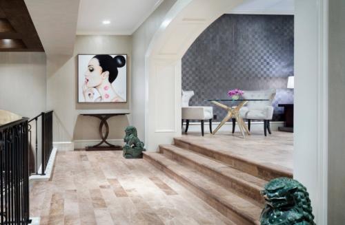 Обои с крупным рисунком в интерьере гостиной. Обои в интерьере гостиной: разновидности