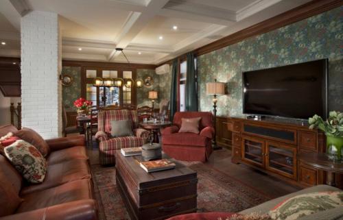 Обои с крупным рисунком в интерьере гостиной. Обои в интерьере гостиной: разновидности