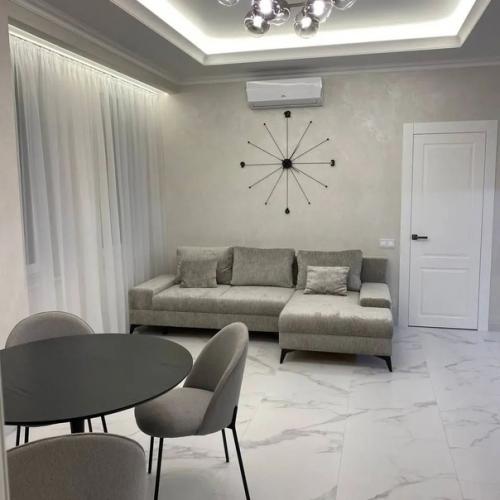 Спланирована в 2 отдельных спальни, кухня гостиная, гардеробная, два сан. 01