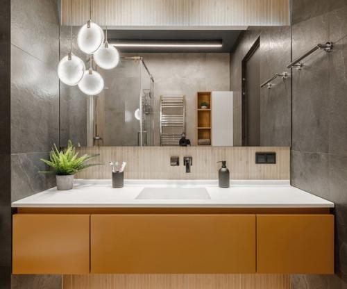 Капитальный ремонт в подарок маме. На фото хрущевка, ремонтом пытались визуально расширить пространство.  Дизайнер Лана Александрова. 07