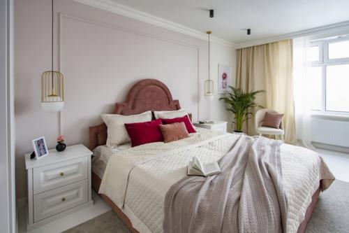 Это стандартная евродвушка с большой кухней - гостиной, спальней, ванной и кладовой. 05