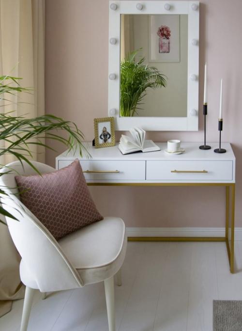 Это стандартная евродвушка с большой кухней - гостиной, спальней, ванной и кладовой. 06