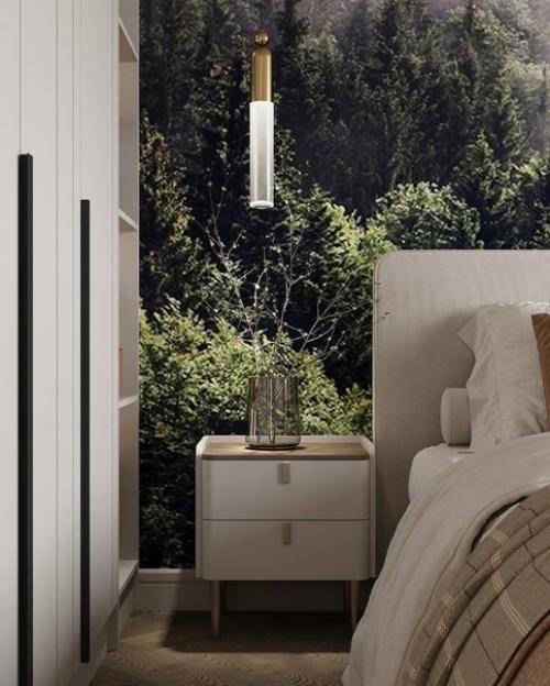 Сочетание акцентных обоев таинственного леса и современной классики в интерьере спальни. 07