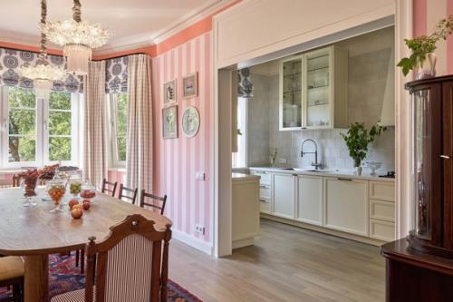 Атмосферный интерьер кухни и столовой зоны. 03