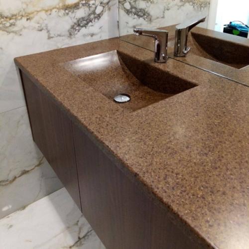 Столешница в ванную комнату с интегрированной раковиной - лодочкой. 03