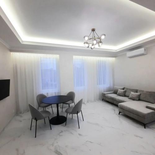 Спланирована в 2 отдельных спальни, кухня гостиная, гардеробная, два сан. 03