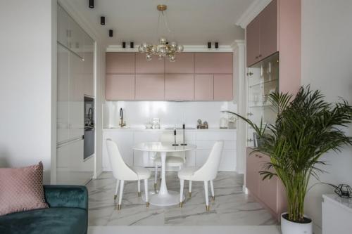 Это стандартная евродвушка с большой кухней - гостиной, спальней, ванной и кладовой. 02