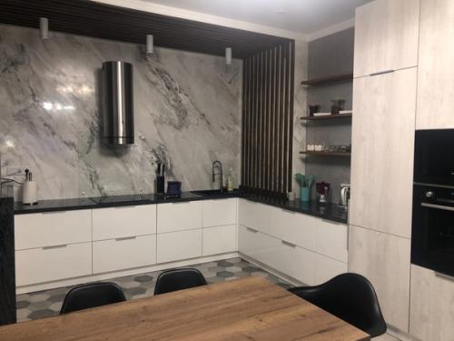 Строительство и отделка дома завершены. 08