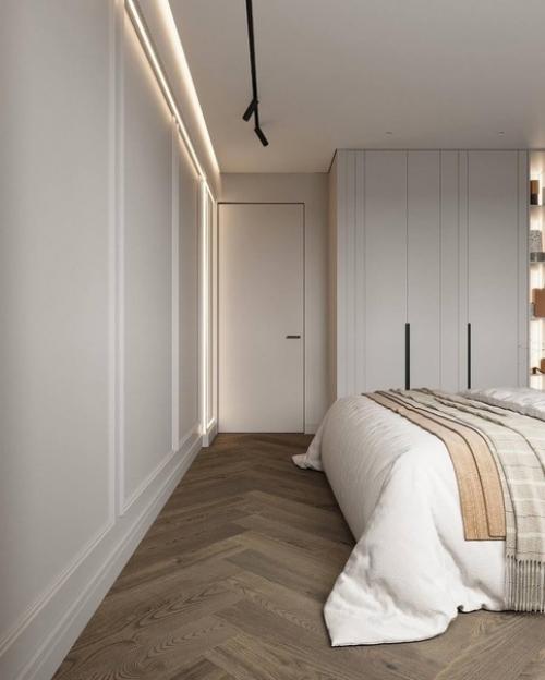 Сочетание акцентных обоев таинственного леса и современной классики в интерьере спальни. 04