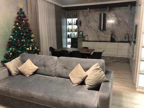 Строительство и отделка дома завершены. 02