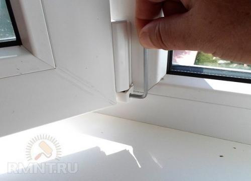 Как отрегулировать фурнитуру пластикового окна. 03