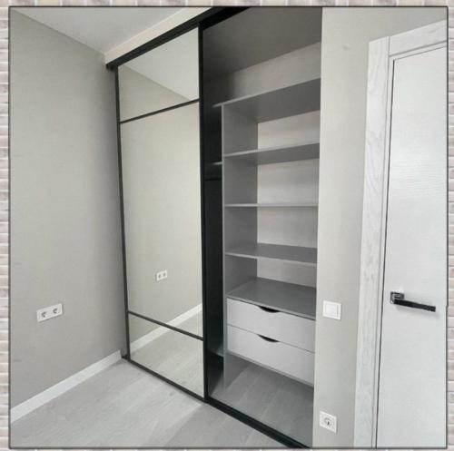 Осталось добавить мебель и можно будет жить. 04