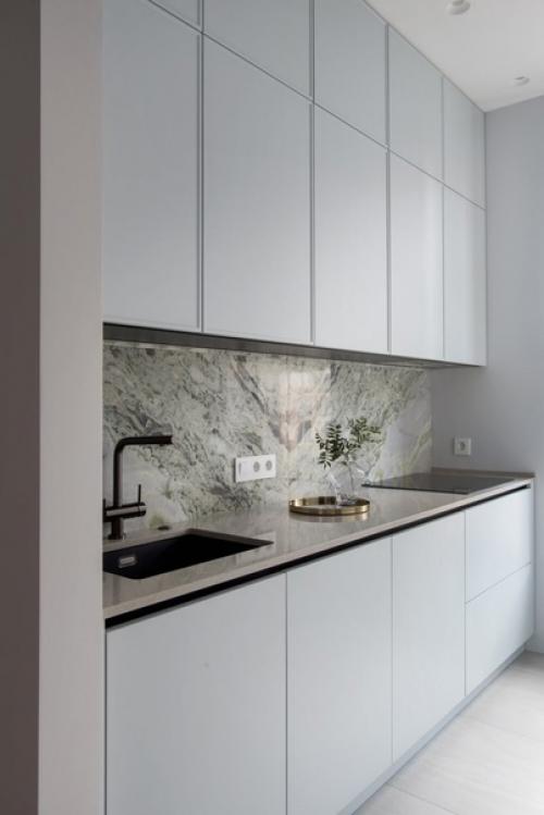 Нестандартная трешка с маленькой кухней в нише. 01