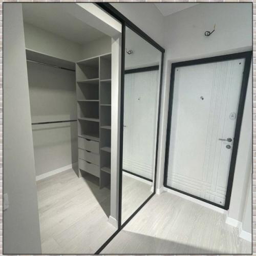 Осталось добавить мебель и можно будет жить. 07