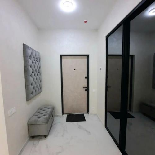 Спланирована в 2 отдельных спальни, кухня гостиная, гардеробная, два сан. 09