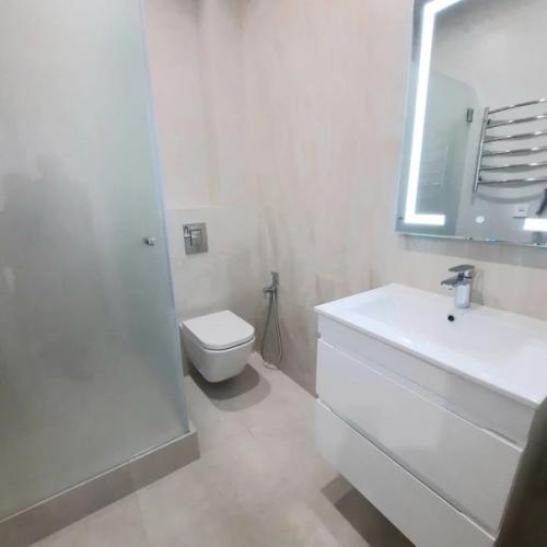 Спланирована в 2 отдельных спальни, кухня гостиная, гардеробная, два сан. 05