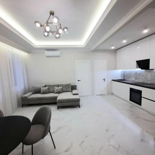 Спланирована в 2 отдельных спальни, кухня гостиная, гардеробная, два сан. 02