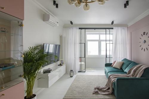 Это стандартная евродвушка с большой кухней - гостиной, спальней, ванной и кладовой. 01