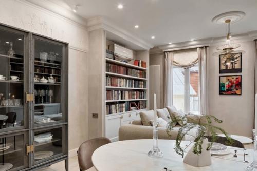 Гармоничный интерьер гостиной с элементами классики. 03