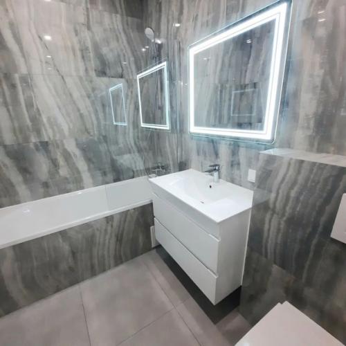 Спланирована в 2 отдельных спальни, кухня гостиная, гардеробная, два сан. 04