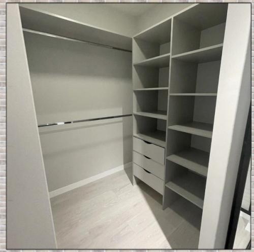 Осталось добавить мебель и можно будет жить. 08