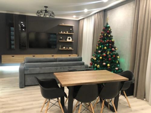 Строительство и отделка дома завершены. 03