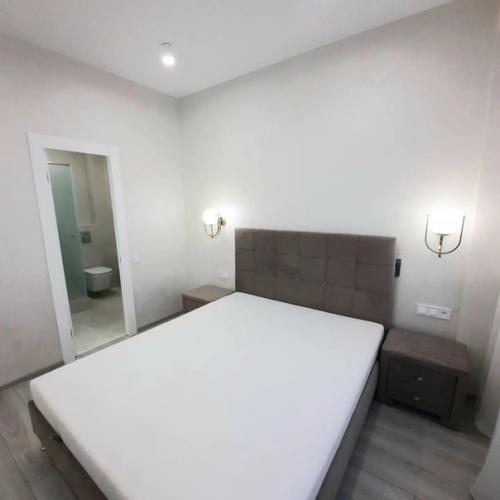 Спланирована в 2 отдельных спальни, кухня гостиная, гардеробная, два сан. 06